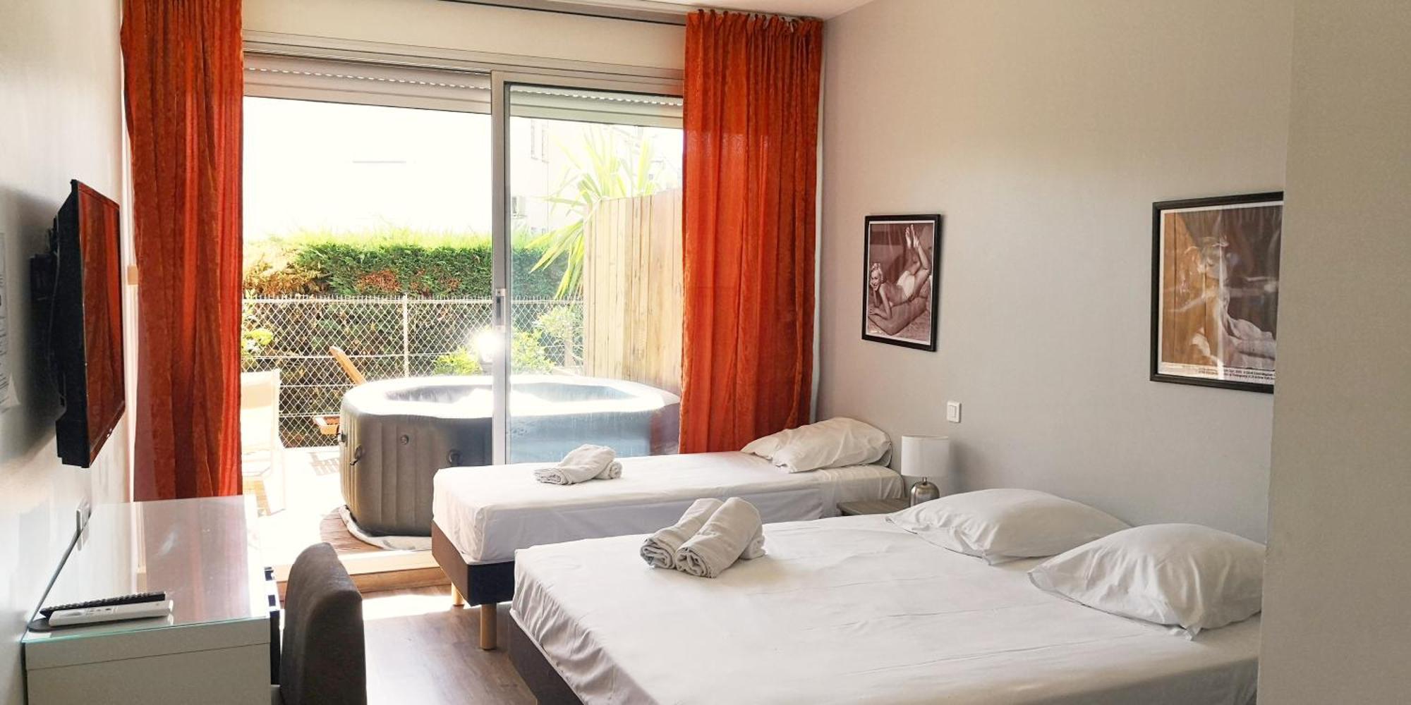 Hotel Sable Et Soleil - Port, Plage Et Jacuzzi Prive Fréjus Quarto foto